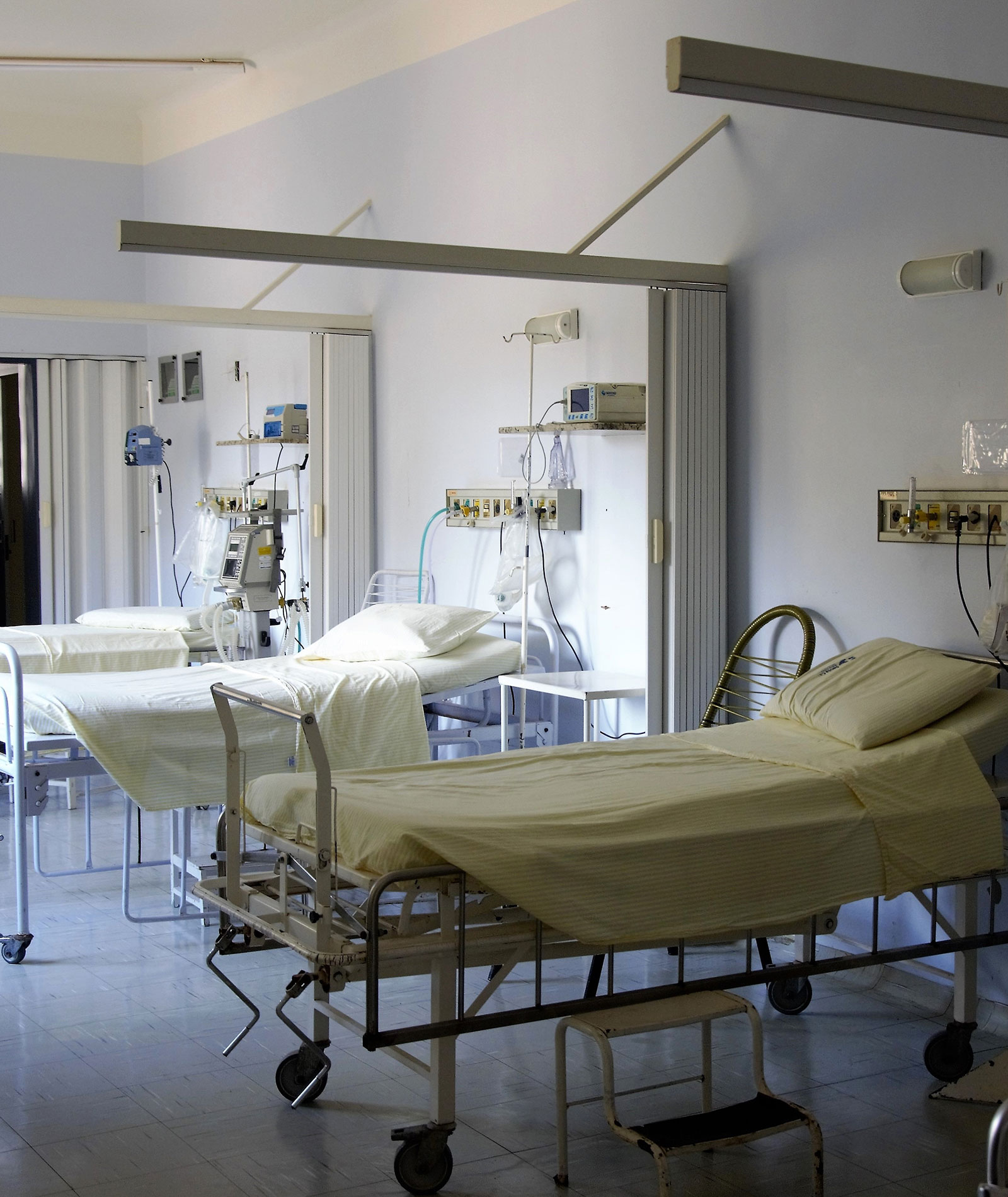 bed empty floor 236380